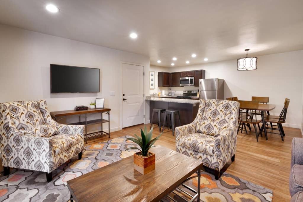 מואב 6H Spacious Redcliff Condo, Pool & Hot Tub מראה חיצוני תמונה